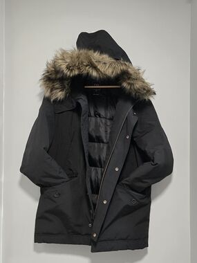 GAP Men's Black Puffer Parka with Faux Fur Trim Hood Primaloft Coat